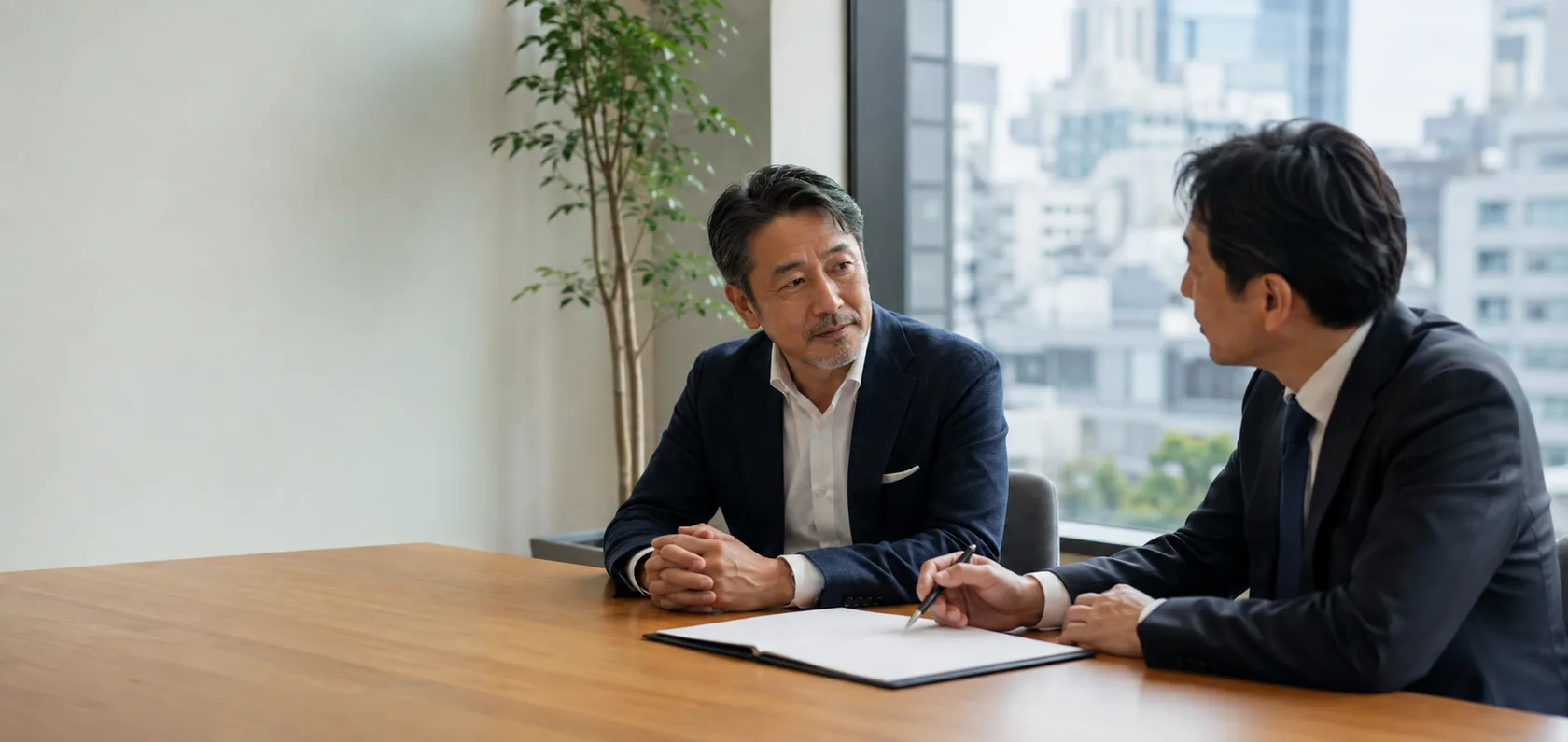 渋谷の中小企業経営者とM&A担当者が事業承継を相談する様子